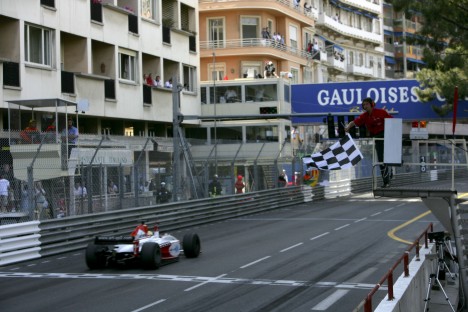 Lewis Hamilton modtaget det ternede flag i Monaco